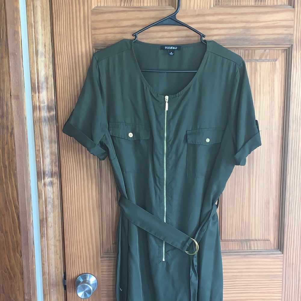 Roz & Ali belted zipper front dress, olive green
